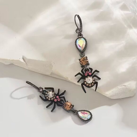 🕷️ Betsey Johnson Mismatched Black and Pink Dangle Spider Earrings 🕷️ - Picture 4 of 11